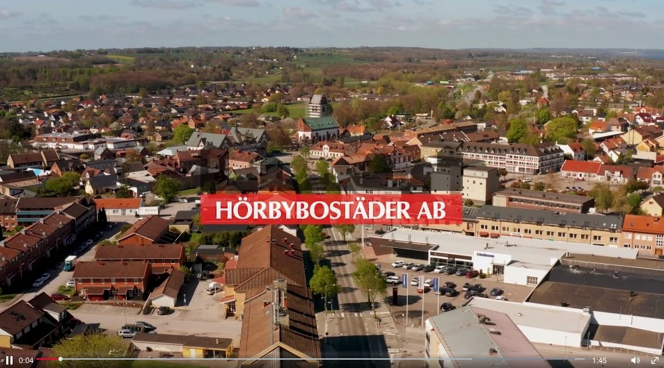 Drönarbild av Hörby med Hörbybostäders logotyp.