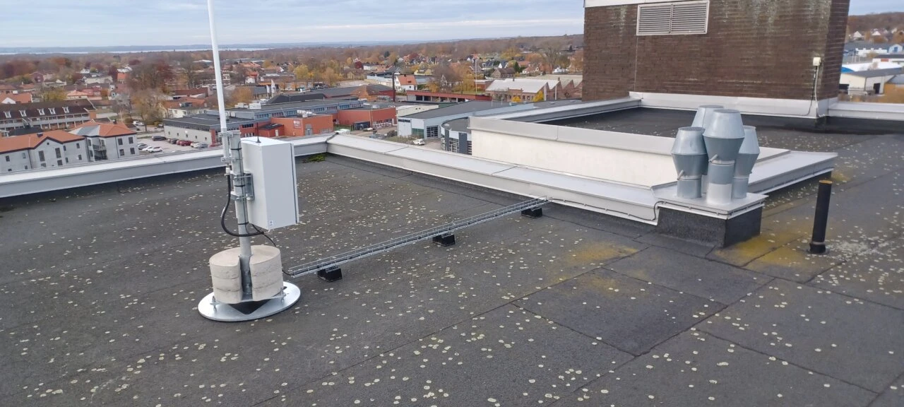 Vit antenn monterade på tak